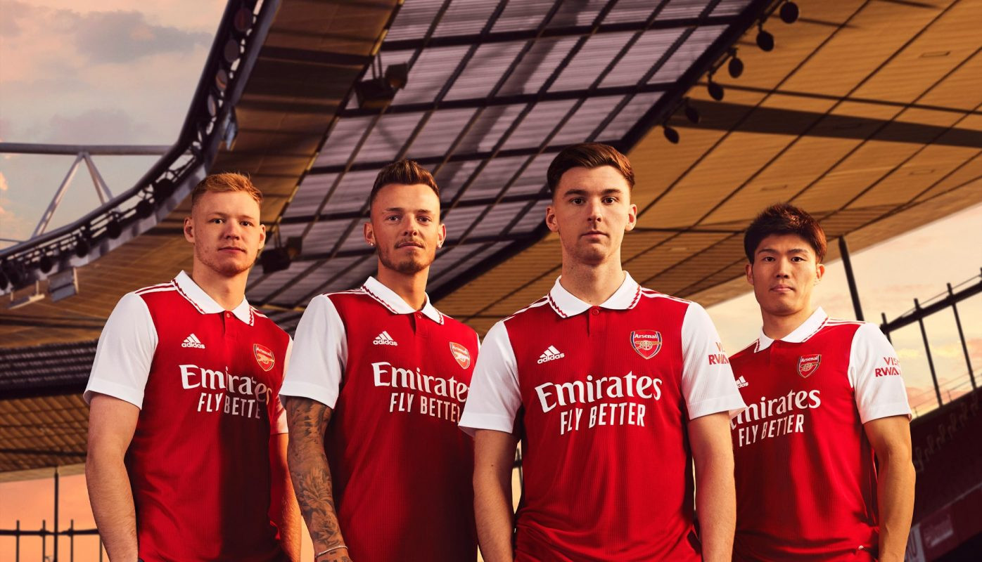 Áo bóng đá Arsenal sân nhà mùa giải Ngoại Hạng Anh với thiết kế truyền thống