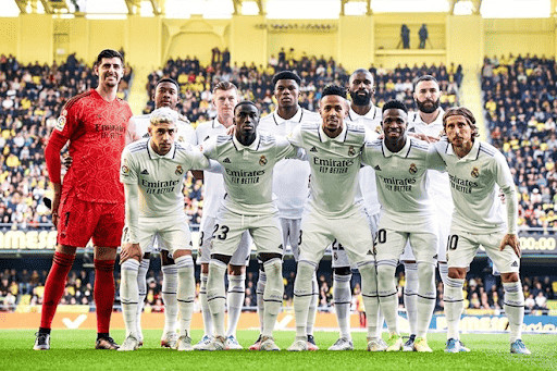 Áo bóng đá đẹp 2022 của Real Madrid trên sân cỏ