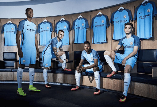 Áo bóng đá Man City giai đoạn đổi mới, thể hiện sự kết hợp truyền thống và hiện đại