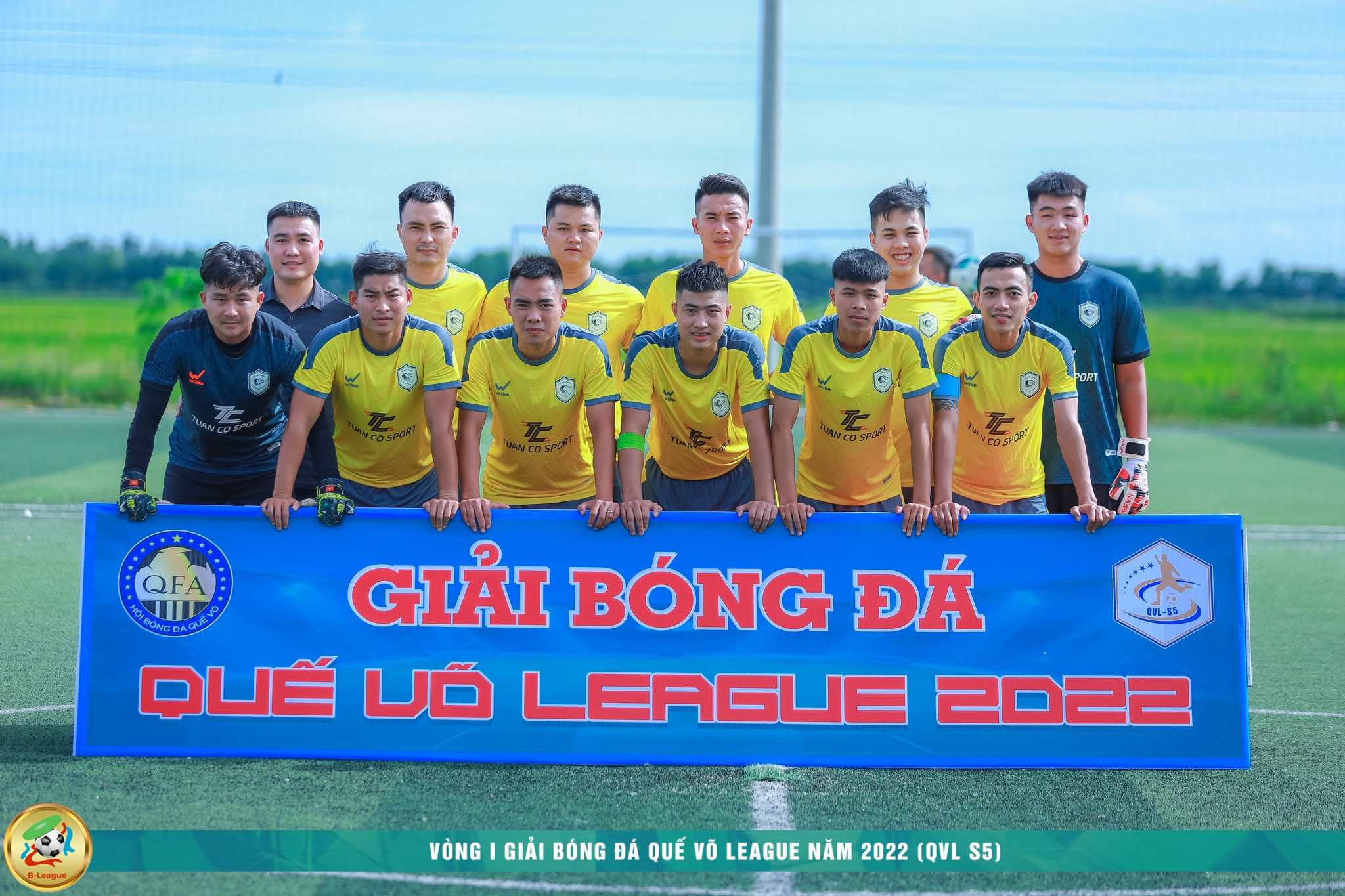Áo bóng đá màu vàng Wika Copter, phom dáng hiện đại
