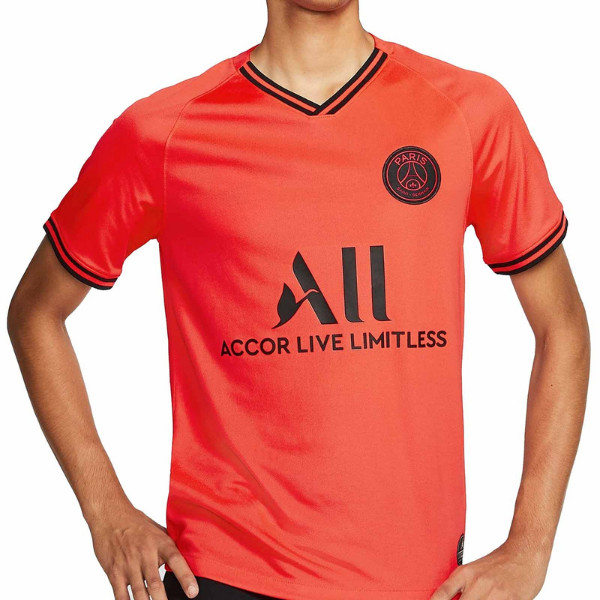 Áo bóng đá Paris Saint Germain sân khách màu đỏ may mắn với viền đen tinh tế.