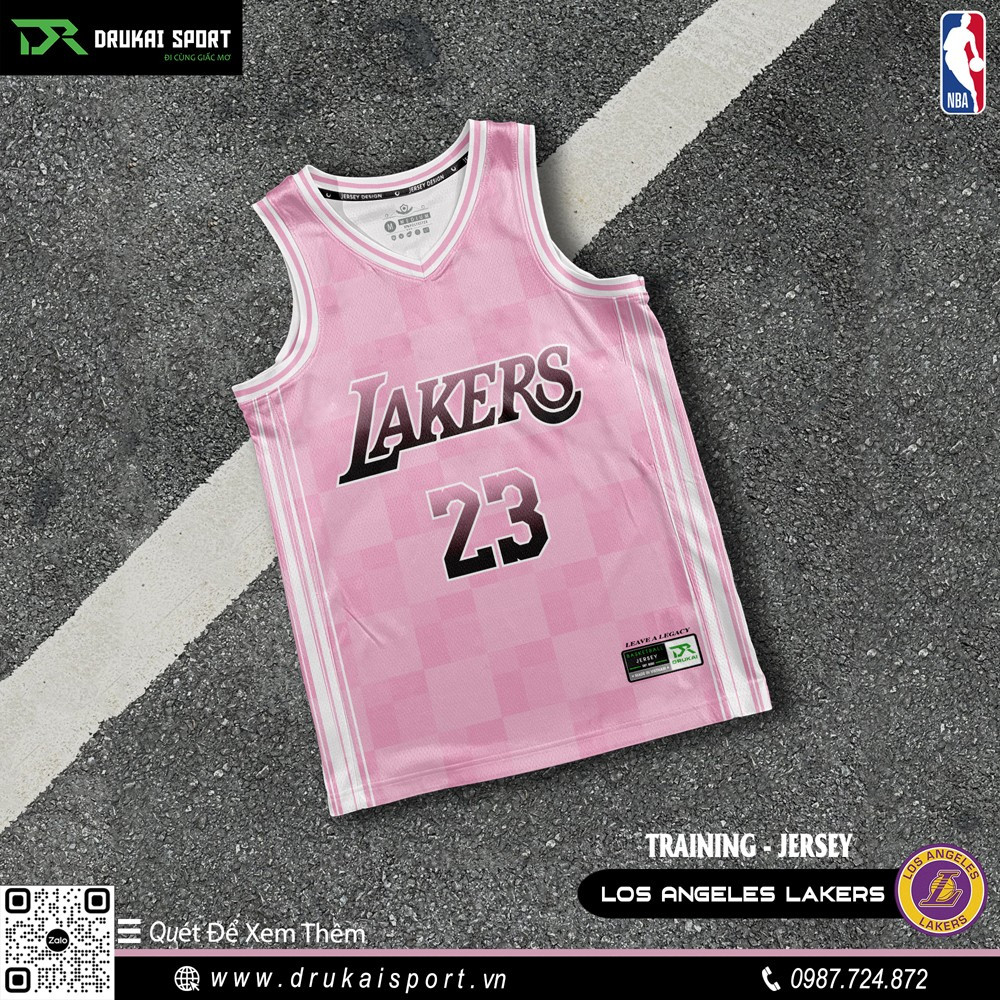 Áo bóng rổ màu hồng pastel Los Angeles Lakers với số 23 nổi bật.