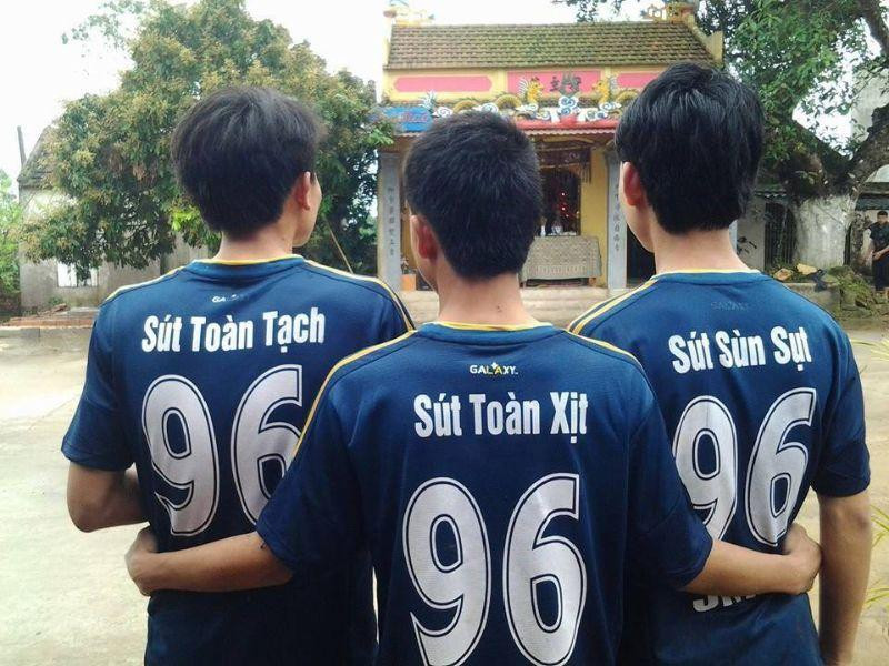 Áo đá bóng hài hước với chữ in độc đáo, phản ánh tinh thần trẻ trung, năng động