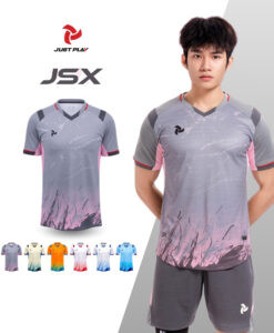 Áo đá bóng Just Play JSX màu xám, một lựa chọn phong cách khác bên cạnh áo đá bóng màu hồng.