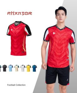 Áo đá bóng Just Play Phantor màu đỏ nổi bật, thể hiện cá tính mạnh mẽ trên sân cỏ.