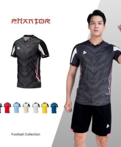 Áo đá bóng Just Play Phantor màu xám đen, kết hợp hài hòa với các phụ kiện.