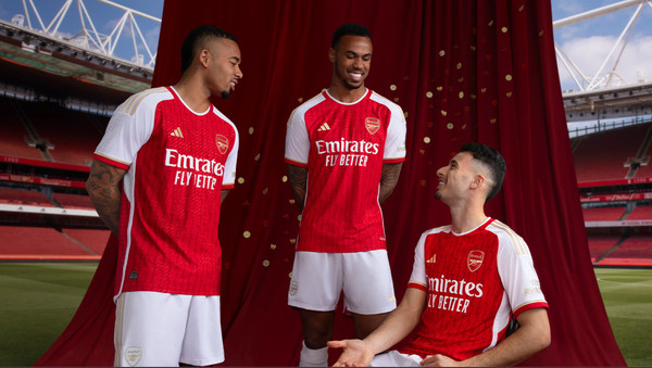 Áo đấu Arsenal với biểu tượng tài trợ Emirates Airlines trên ngực