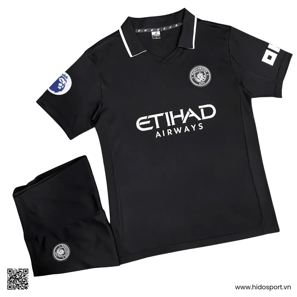 Áo đấu sân khách màu đen của Man City mùa giải 2025-2026 với thiết kế hiện đại, thể hiện phong cách của quần áo bóng đá Man City.