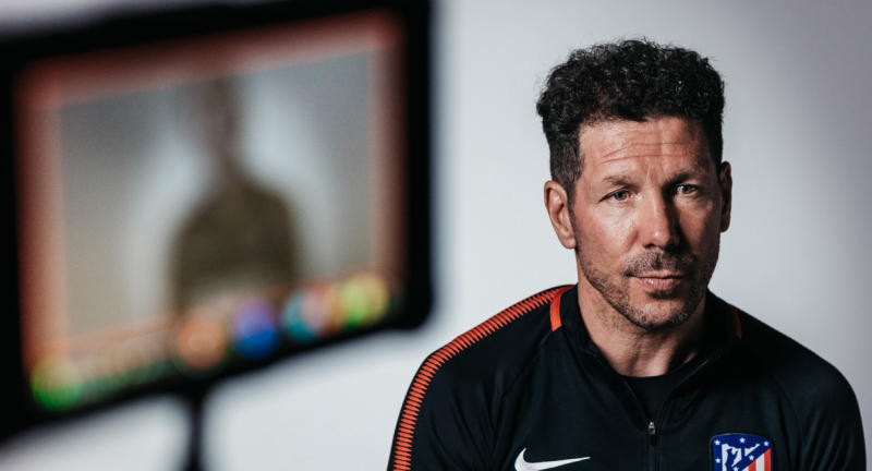 Áo huấn luyện viên Diego Simeone mạnh mẽ, quyết đoán, thường chọn trang phục tông màu đen
