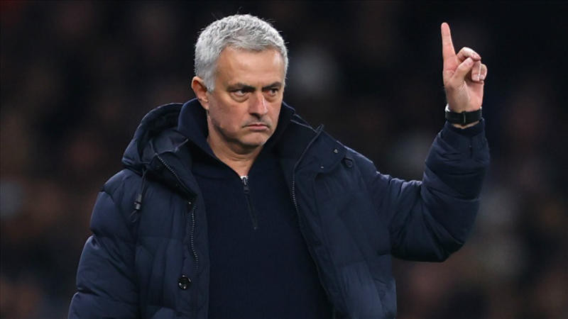 Áo huấn luyện viên Jose Mourinho với phong cách lịch lãm, thường là tông màu tối tạo vẻ bí ẩn