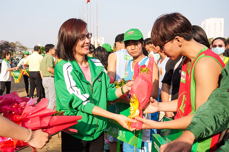 Bà Philomena Tan, Giám đốc ngành hàng MILO, phát biểu về ý nghĩa giải bóng rổ Milo và cam kết của Nestlé