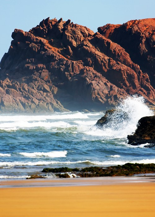 Bãi biển tuyệt đẹp dọc bờ biển Morocco, nơi người dân thư giãn và có thể chơi bóng đá giải trí