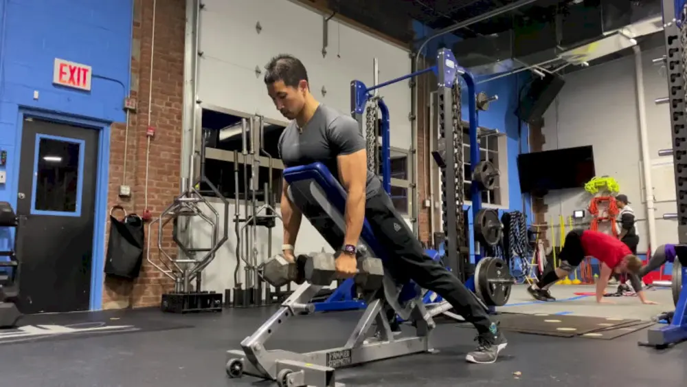 Incline Pause Row giúp tăng cường kiểm soát và sức bền cơ tay sau