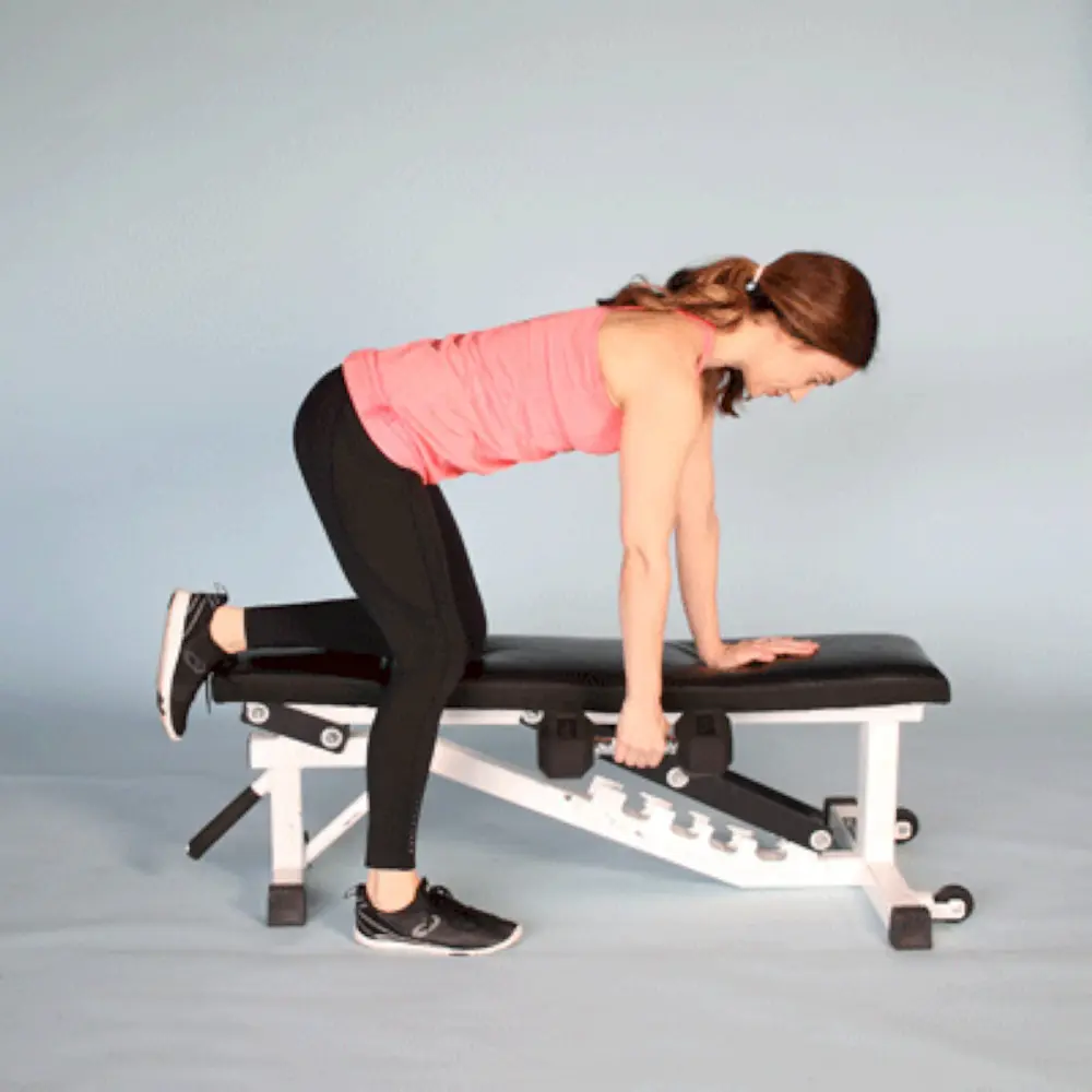 Quadruped Single-Arm Dumbbell Row rèn luyện cơ tay sau và lưng