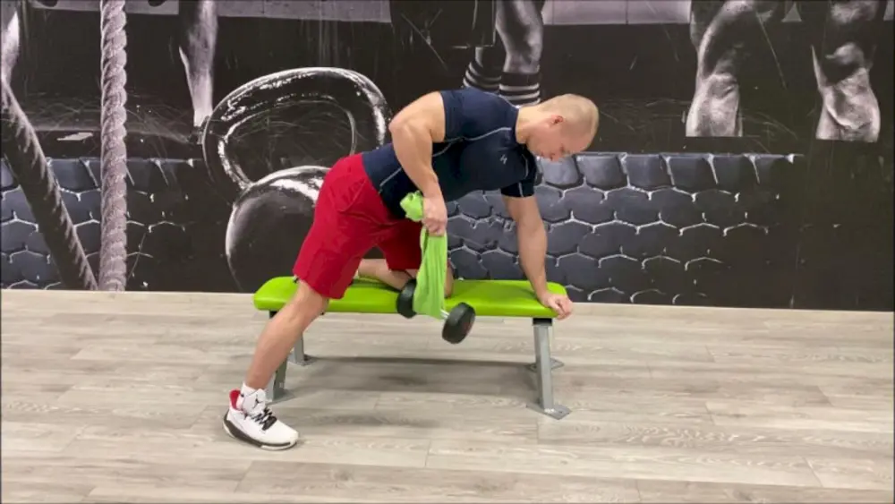 Towel-Grip Dumbbell Row tăng cường lực bám và cơ tay sau hiệu quả