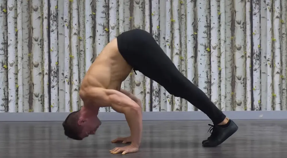 Bài tập vai tại nhà Overhead Press giúp phát triển sức mạnh vai