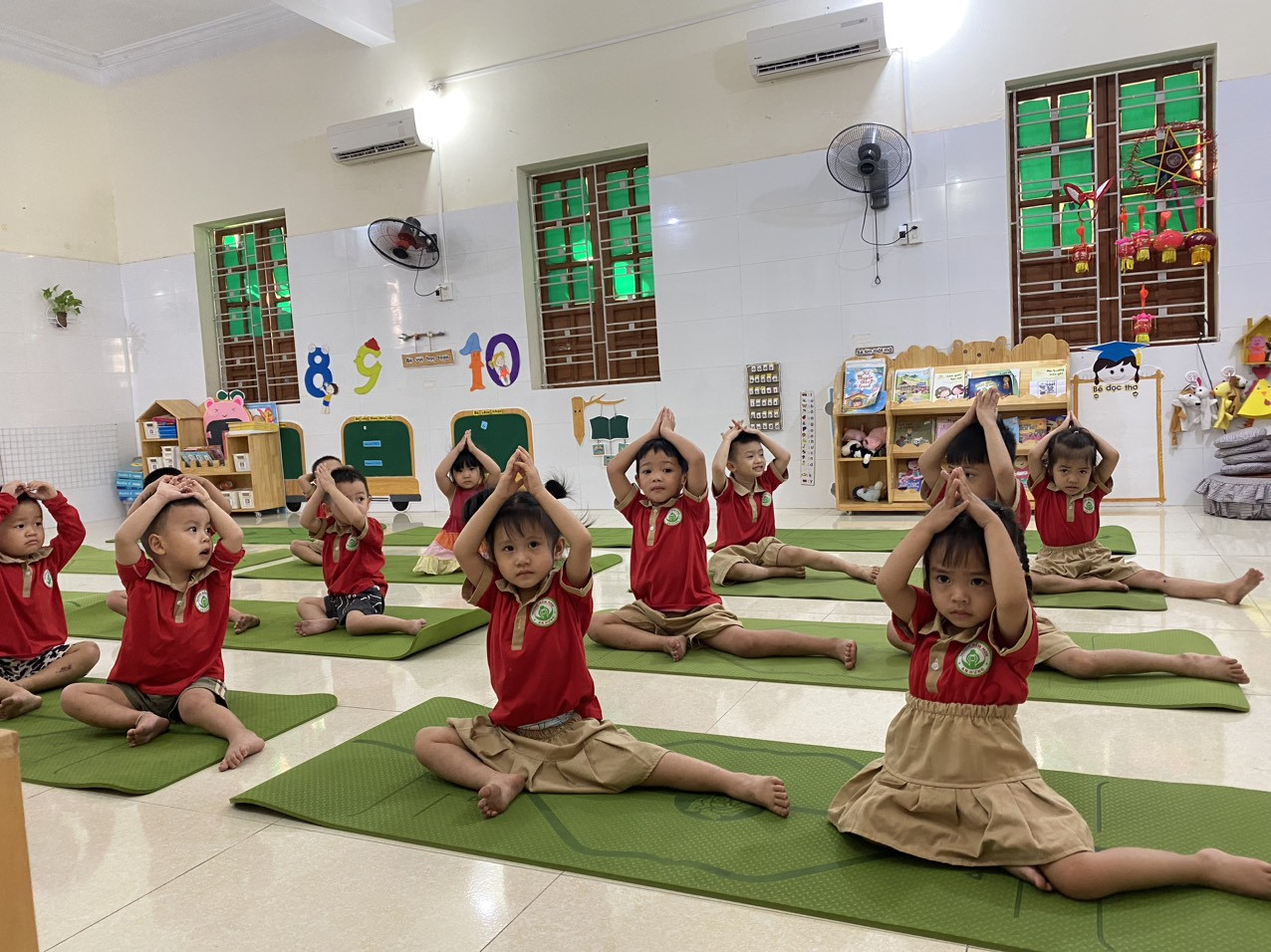 Bài thể dục sáng của lớp 3C3 giúp trẻ rèn luyện vận động tinh và thô trước khi chơi chuyền bóng