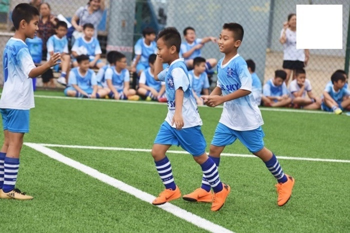 Bạn nên dạy bé cách di chuyển, chạy, dừng trên sân