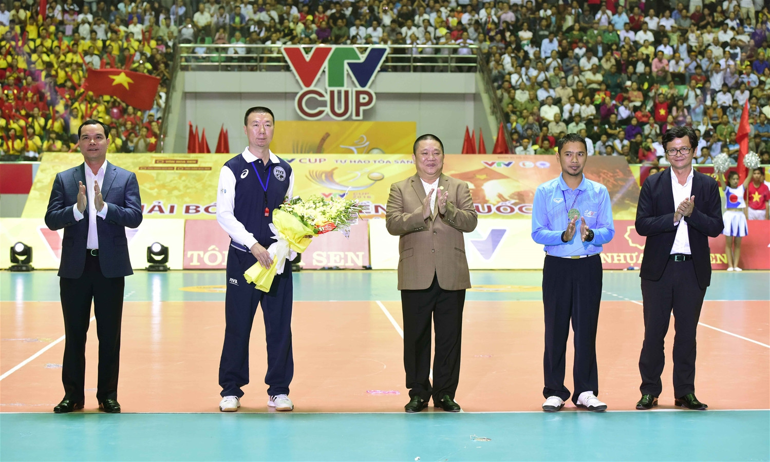 Ban Tổ chức trao hoa cho tổ trọng tài tại chung kết giải bóng chuyền nữ quốc tế VTV Cup 2016