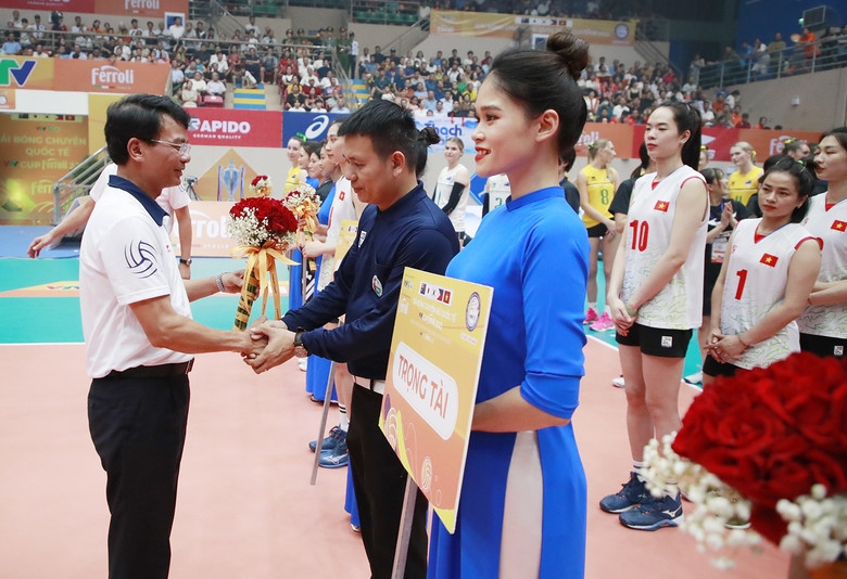 Ban tổ chức trao hoa tri ân các đội tuyển và trọng tài tại lễ khai mạc giải bóng chuyền nữ quốc tế