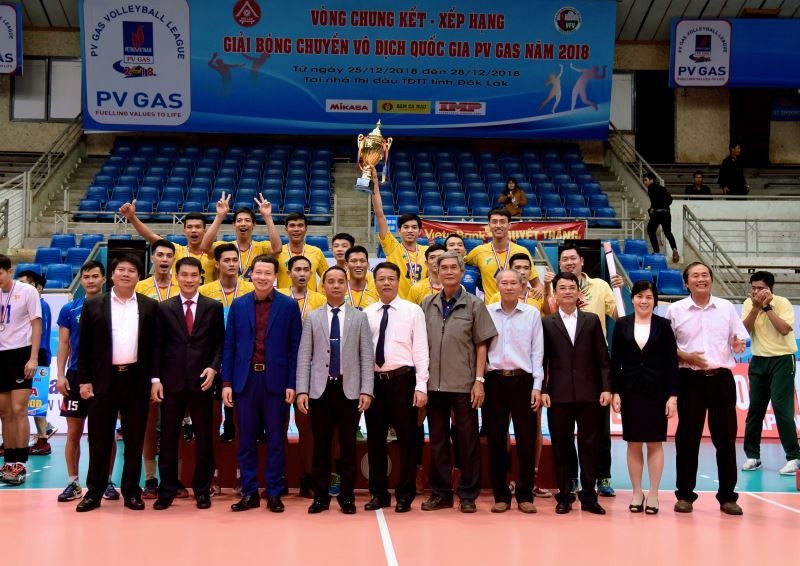 Ban Tổ chức và đại biểu chụp hình lưu niệm sau Giải bóng chuyền vô địch quốc gia 2018