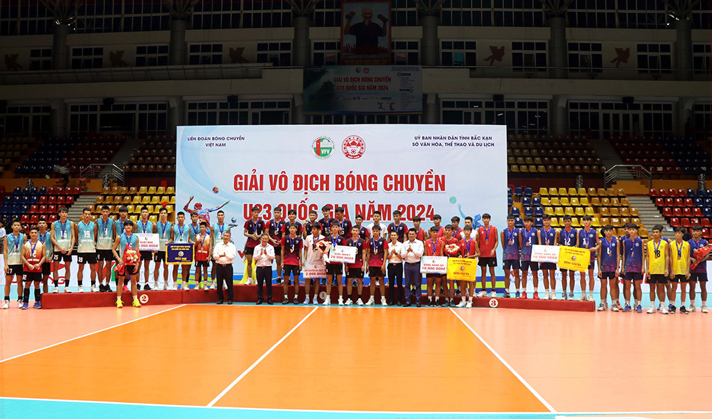 Ban tổ chức vinh danh các đội đạt giải tại giải bóng chuyền quốc gia U23 nội dung nam