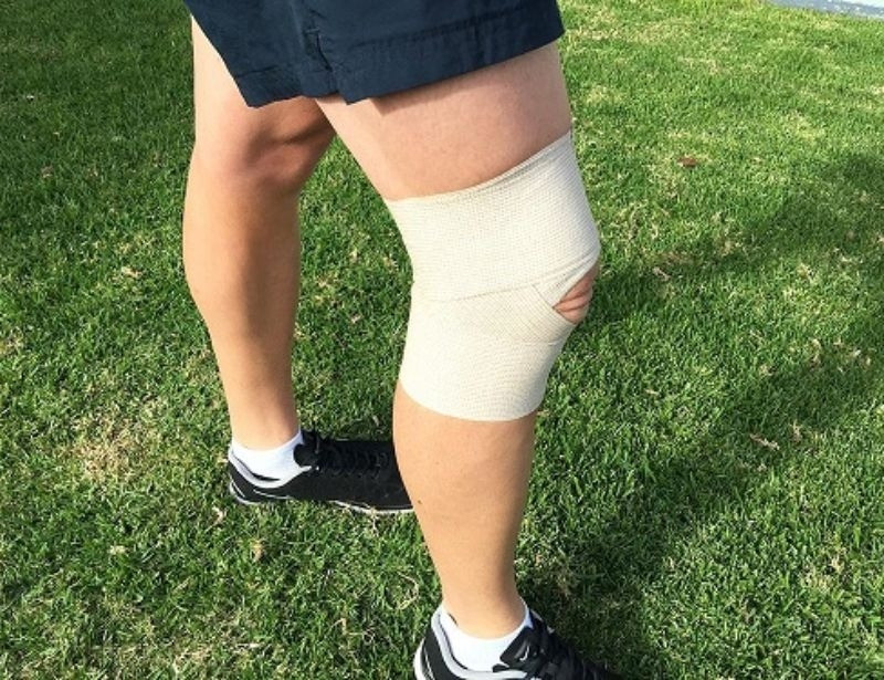 Băng quấn đầu gối hỗ trợ khớp gối khi chơi bóng