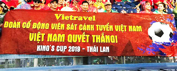 Băng rôn cổ vũ bóng đá Việt Nam