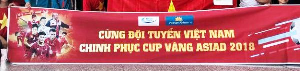 Băng rôn cổ vũ đá bóng thể hiện sự đoàn kết của người hâm mộ