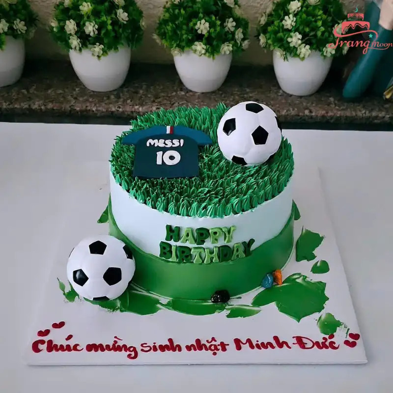 Bánh kem hình cầu thủ Cristiano Ronaldo trong tư thế sút bóng