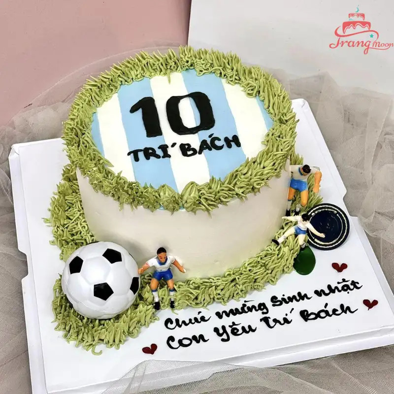 Bánh kem hình cầu thủ Messi đang rê bóng