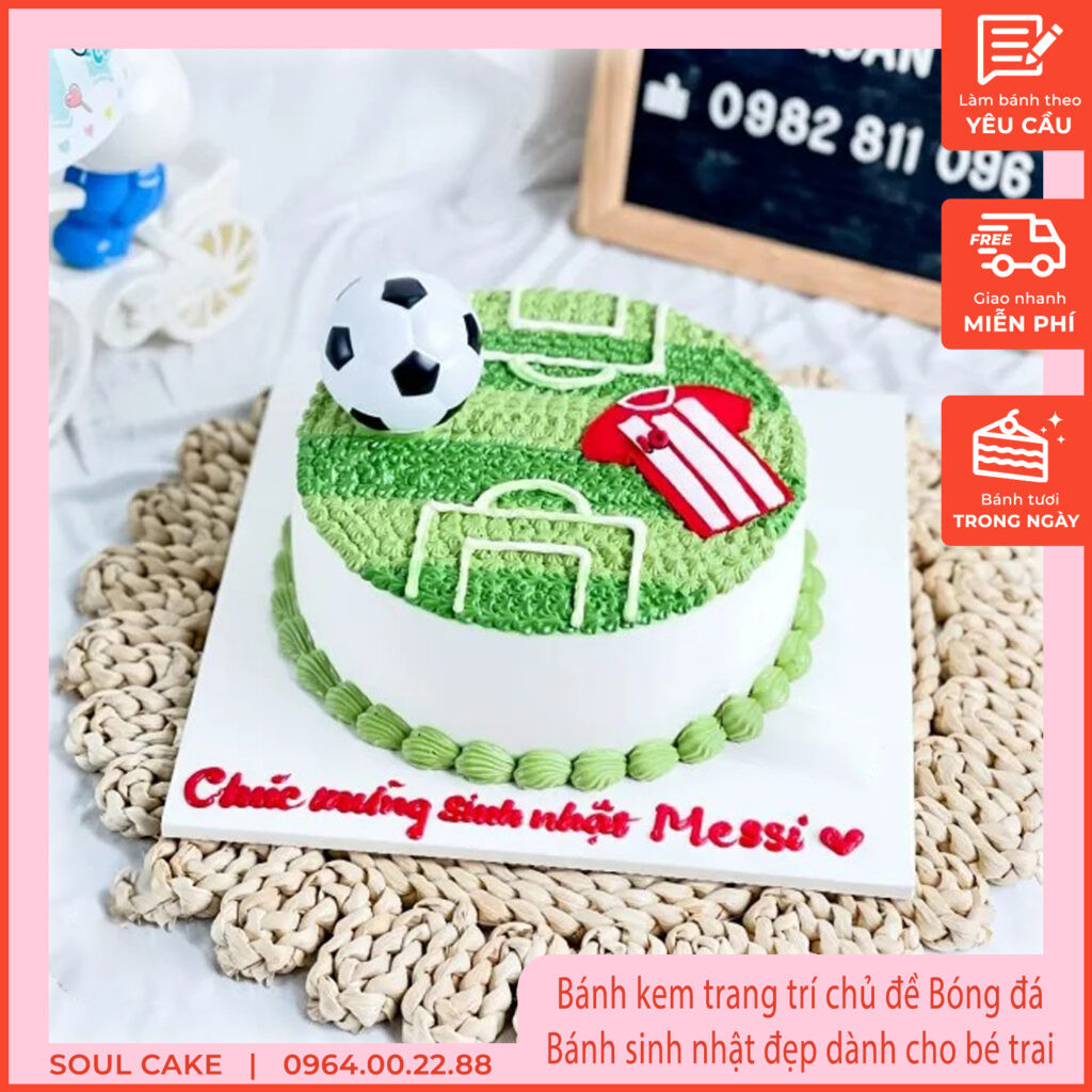 Bánh sinh nhật chủ đề bóng đá với thiết kế sân cỏ và quả bóng chân thực