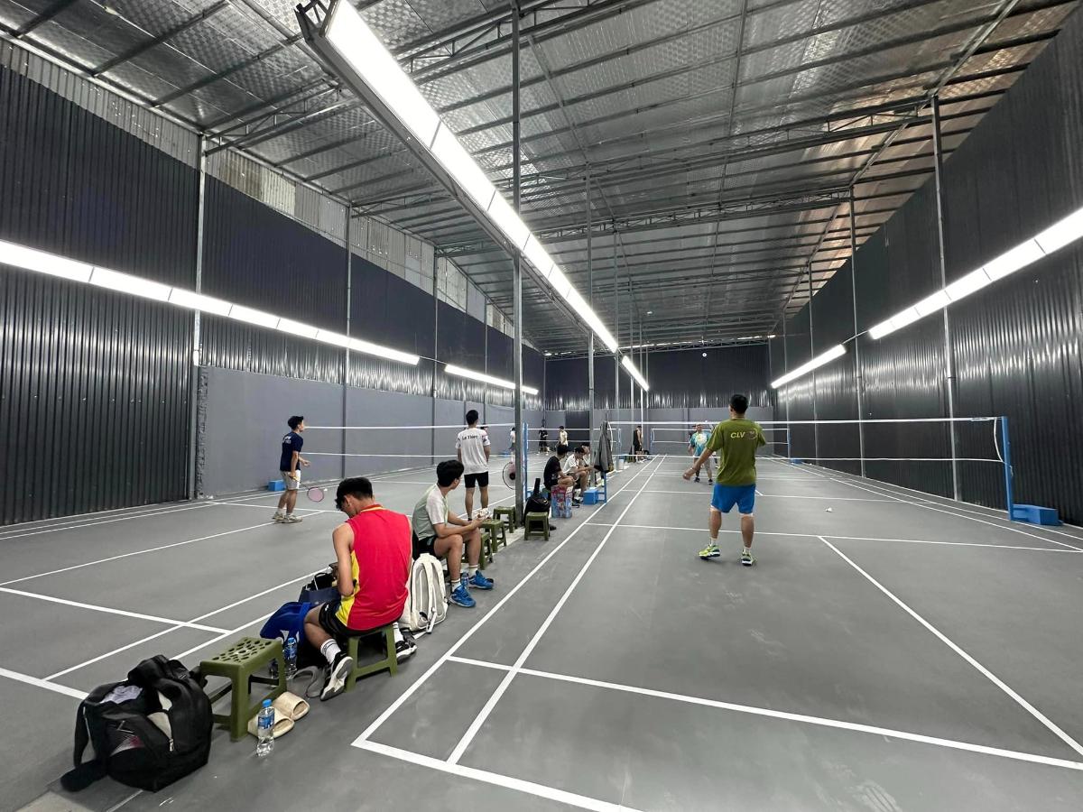 Hình ảnh tổng quan sân cầu lông 4T Badminton Triều Khúc với không gian rộng rãi