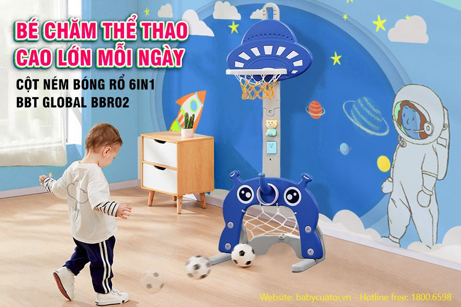 Bé trai chơi bóng rổ trên cột đa năng, giúp phát triển kỹ năng bóng rổ cho bé 6 tuổi