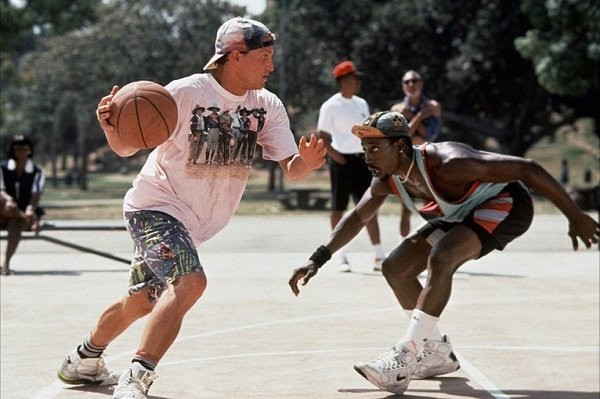 Billy Hoyle và Sidney Deane trong phim White Men Can’t Jump, khai thác khía cạnh hài hước của bóng rổ đường phố.
