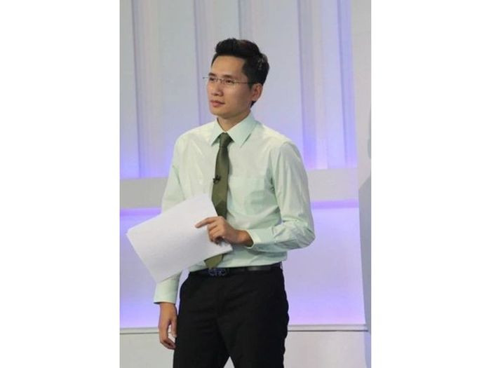 Bình luận viên Quốc Khánh với phong thái tự tin và chuyên nghiệp