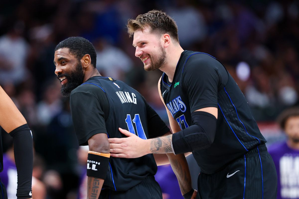 Bộ đôi Luka Doncic và Kyrie Irving của Dallas Mavericks thi đấu tại Giải bóng rổ Nhà nghề Mỹ