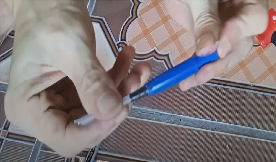 Bơm bóng rổ bằng ruột bút bi