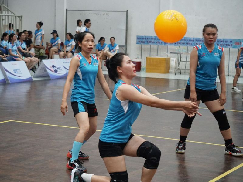 Bóng chuyền hơi bị mài mòn sau thời gian dài sử dụng là nguyên nhân phổ biến gây thủng, cần áp dụng cách vá bóng kịp thời.