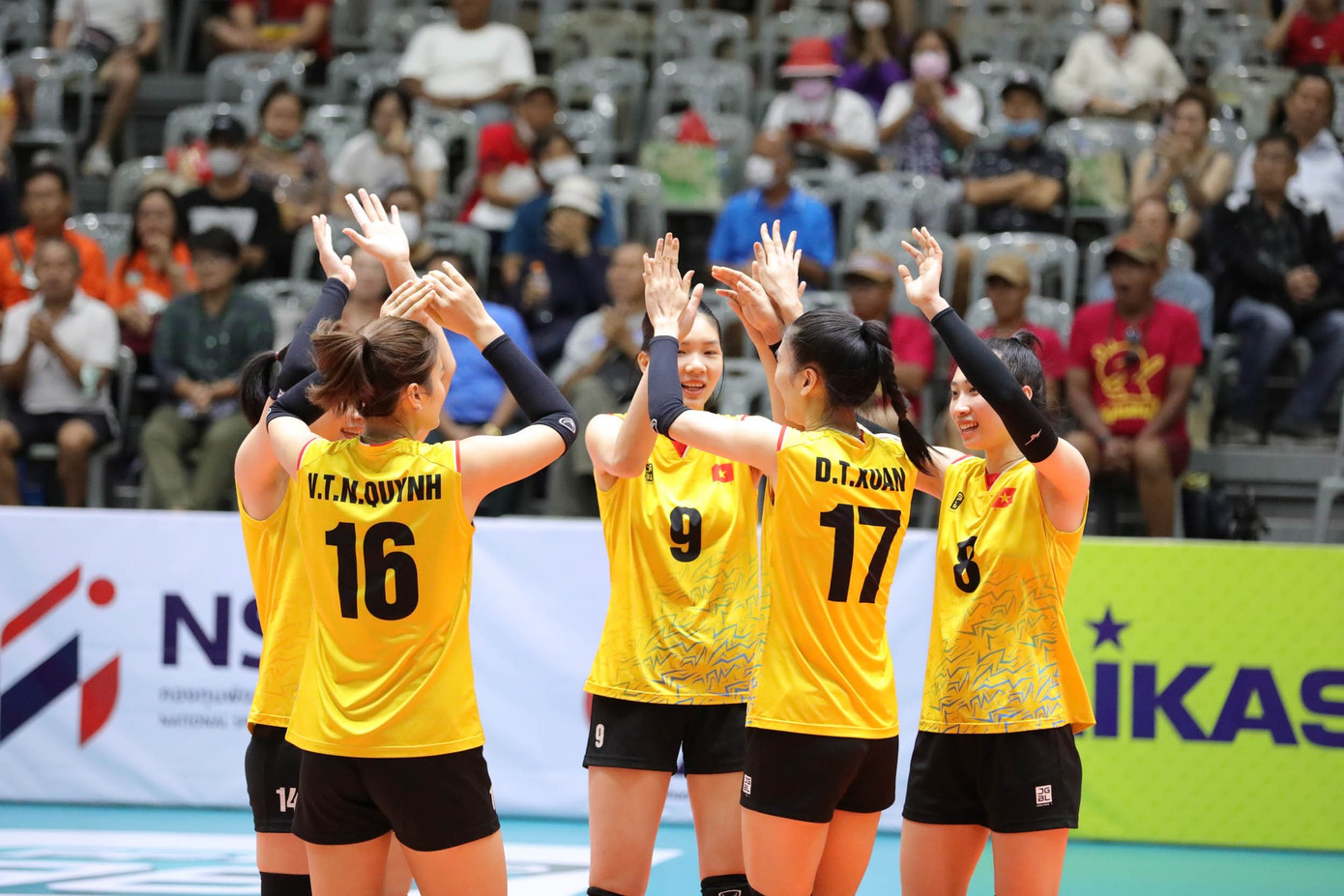 Đội tuyển bóng chuyền nữ Việt Nam trong trang phục thi đấu tại Giải Vô Địch Châu Á 2023, thể hiện quyết tâm giành chiến thắng trong các trận đấu quan trọng.