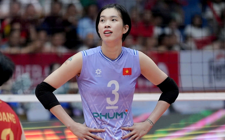 Hình ảnh vận động viên bóng chuyền nữ đang thi đấu quyết liệt, tượng trưng cho sự cống hiến ở các giải thể thao khu vực như lịch bóng đá nữ SEA Games 31.