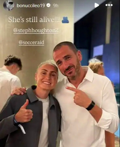 Bonucci và Steph Houghton thân thiết sau pha tắc bóng gây tranh cãi