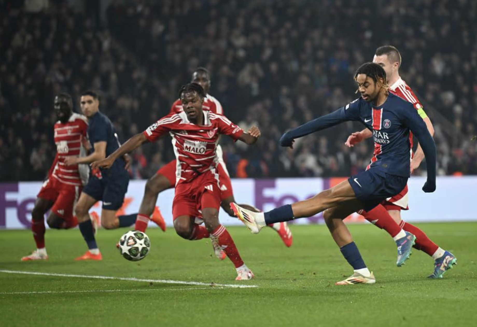 Bradley Barcola ghi bàn cho PSG, minh họa cho những màn trình diễn hat-trick xuất sắc khác