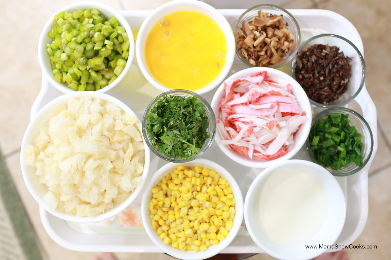 Cá bóng biển được sơ chế kỹ lưỡng, tượng trưng cho nền tảng vững chắc trong mỗi chiến thuật bóng đá