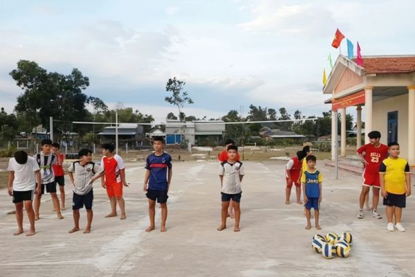 Các bạn nhỏ được rèn luyện bóng chuyền, biểu tượng của sự phát triển lành mạnh