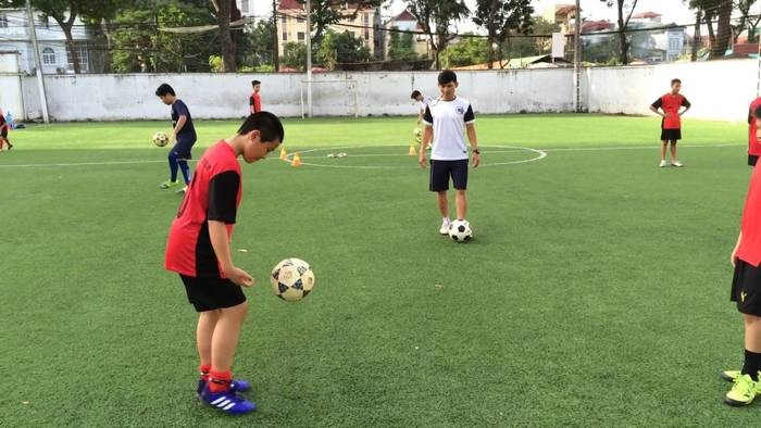 Các bé nên tập tâng bóng thường xuyên