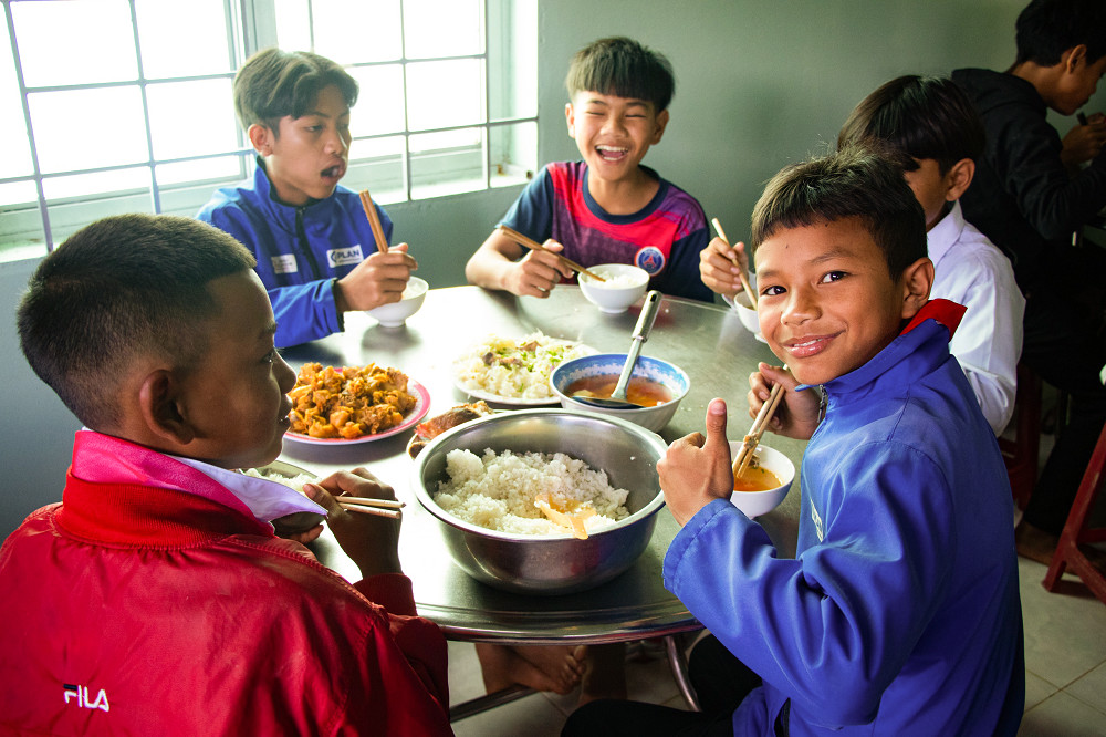 Các bữa cơm đầu tiên của chương trình “Một triệu bữa cơm có thịt” tại Trường phổ thông dân tộc bán trú THCS Măng Cành, được hỗ trợ bởi nhãn hàng tài trợ CHIN-SU