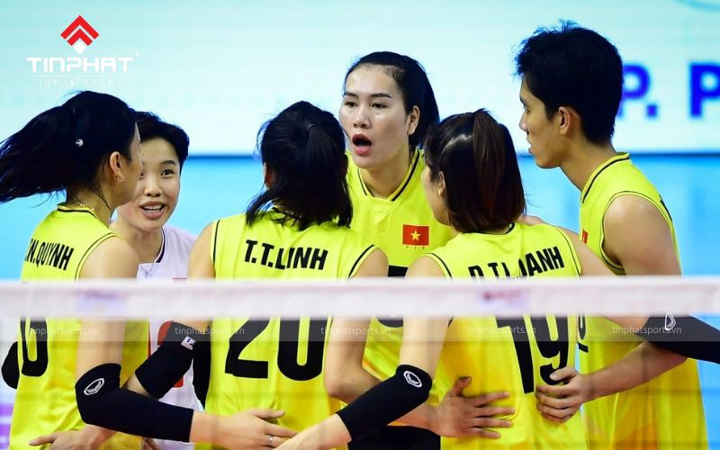 Các cầu thủ bóng chuyền thảo luận chiến thuật và tránh lỗi khi xoay cầu