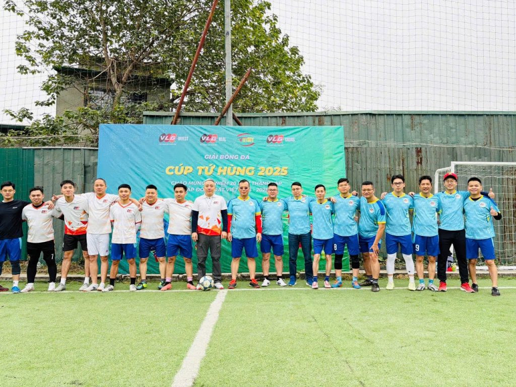 Các cầu thủ chuyên nghiệp trong trang phục thi đấu chuẩn bị cho trận đấu tại giải bóng đá Cúp Tứ Hùng