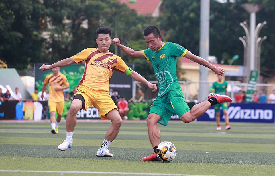 Các cầu thủ đang hăng say chơi bóng đá phủi, minh họa lợi ích rõ rệt trong việc rèn luyện sức khỏe